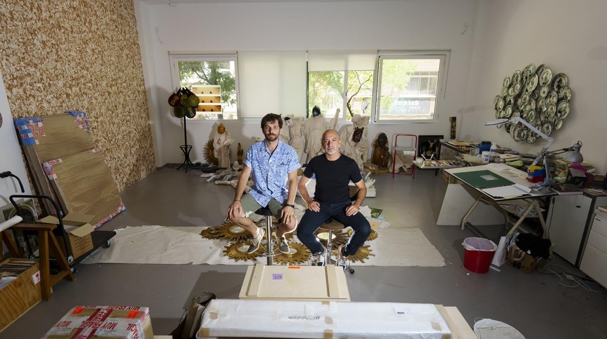 Carlos Aires (dcha.) y Alejandro Botubol, en los estudios de Mala Fama en Carabanchel