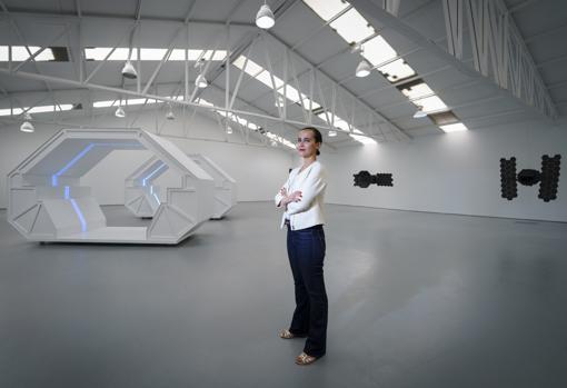 La galerista Sabrina Amrani posa en su nave de 600 metros cuadrados, que actualmente acoge la exposición 'Weather Report' con las obras del artista cubano Dagoberto Rodríguez