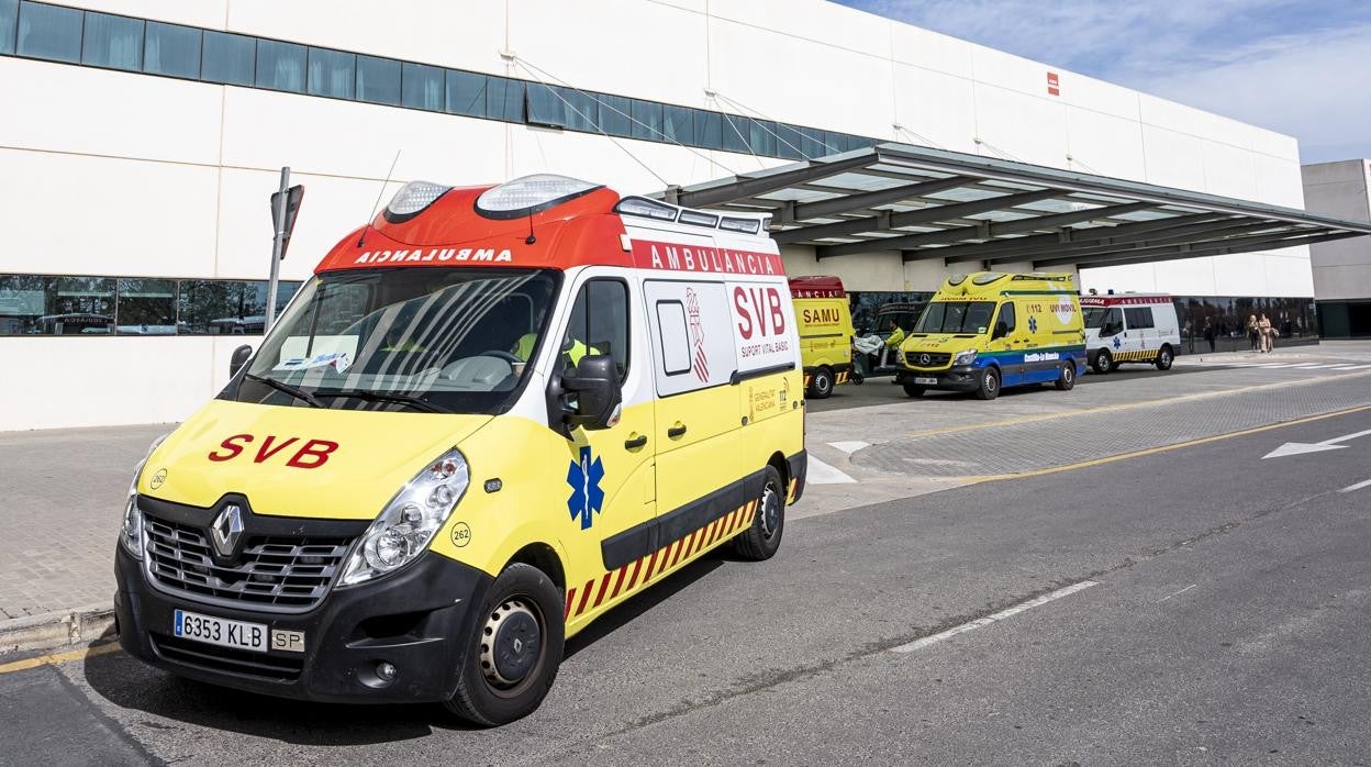 Imagen de archivo de una ambulancia en Valencia