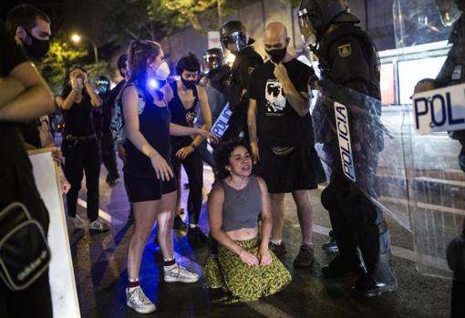 Manifestantes, anoche, en Argüelles