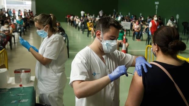 Más de la mitad de la población diana de Castilla y León ya ha recibido la pauta completa