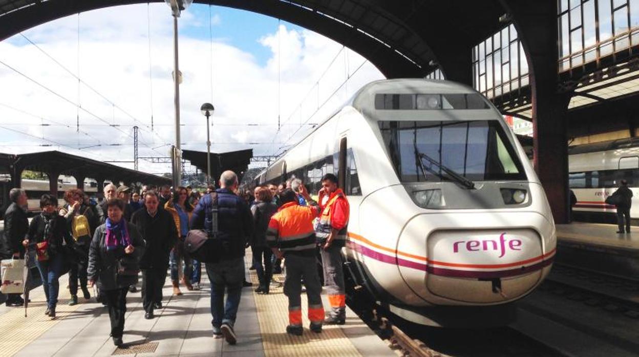 Llegada del primer tren de velocidad alta a la estación coruñesa procedente de Vigo en 2015