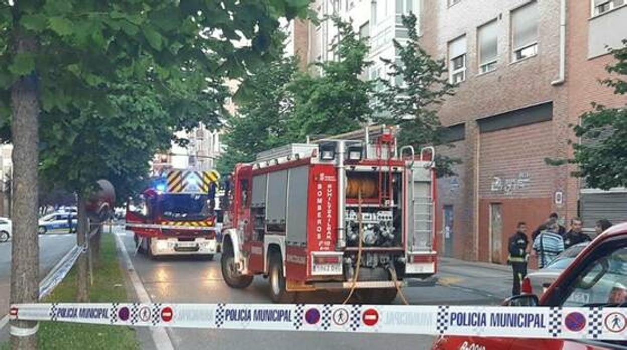 Imagen de los bomberos actuando contra el incendio producido en una vivienda de la Rochape