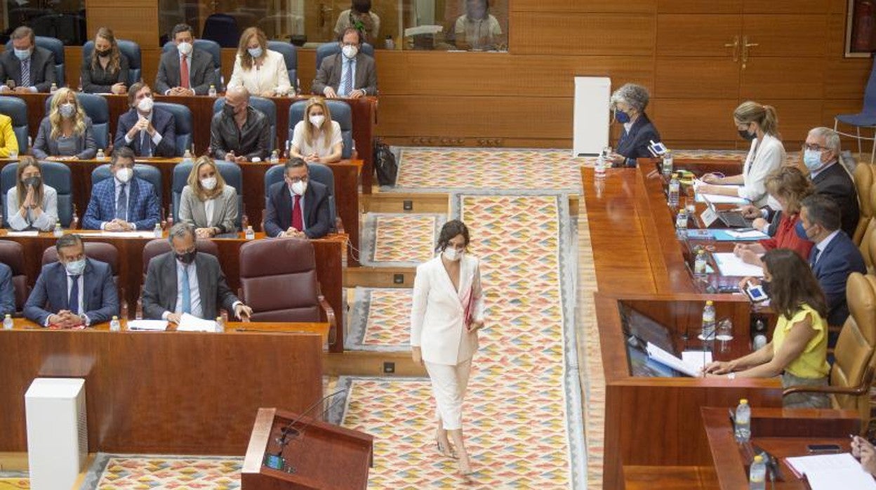 La presidenta de la Comunidad de Madrid, Isabel Díaz Ayuso, en la sesión de investidura