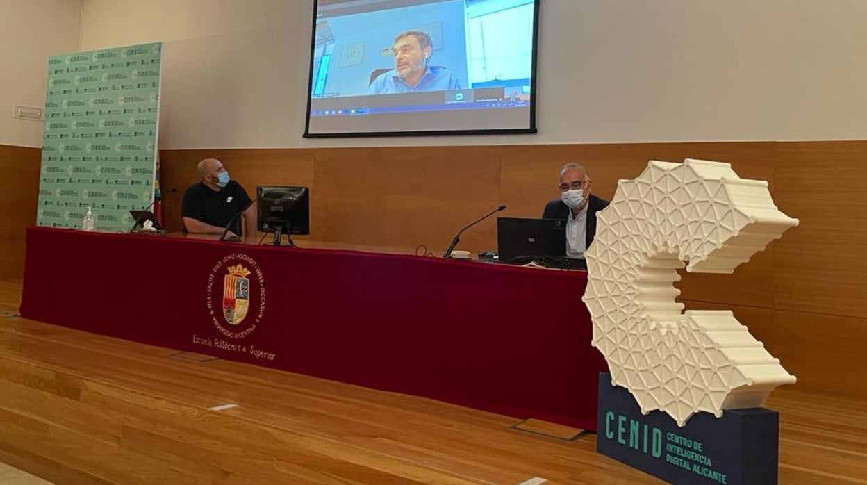 Un momento de la mesa redonda organizada por CENID y la Cátedra Telefónica de la Universidad de Alicante