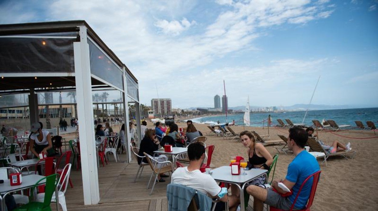 Jóvenes, en un chiringuito de Barcelona