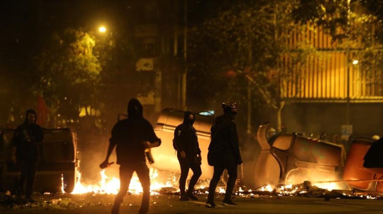 Contenedores ardiendo durante las protestas de Barcelona en 2019