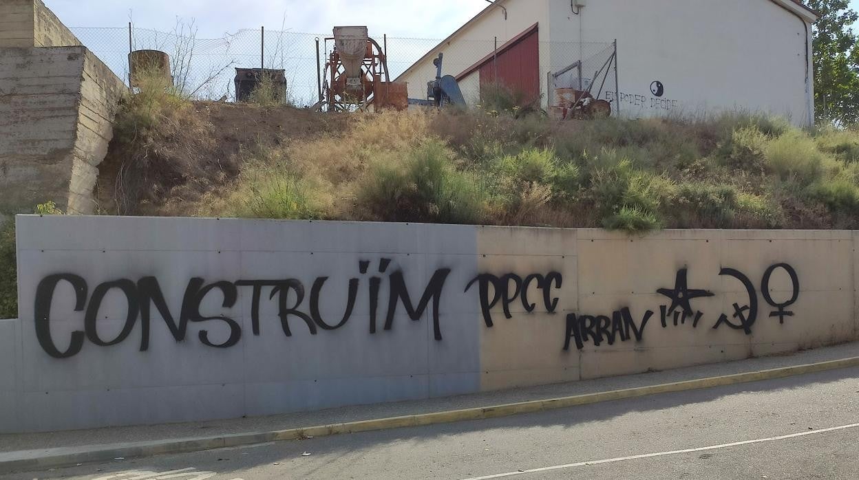 Una de las pintadas que han aparecido en Tamarite de Litera (Huesca) firmadas por Arran, con la que reivindican esta zona de Aragón como parte de los Países Catalanes ('PPCC' en la pintada)