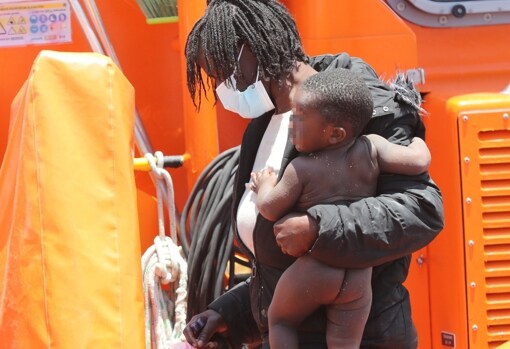Bebé rescatado en el muelle de Arguineguín