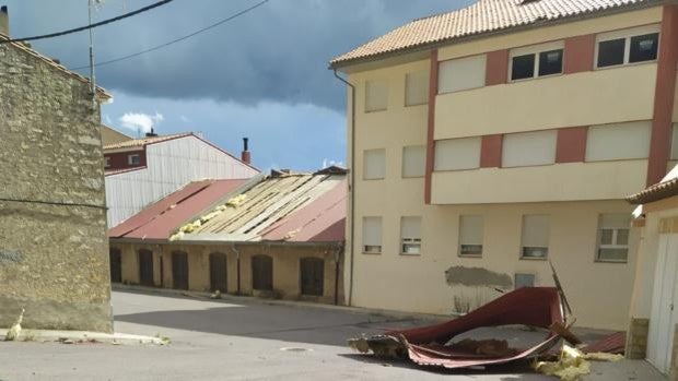 Un espectacular tornado arrasa la localidad castellonense de Vilafranca