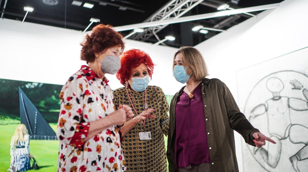 La consejera de Cultura, Marta Rivera de la Cruz, con dos galeristas durante la inauguración de ARCO