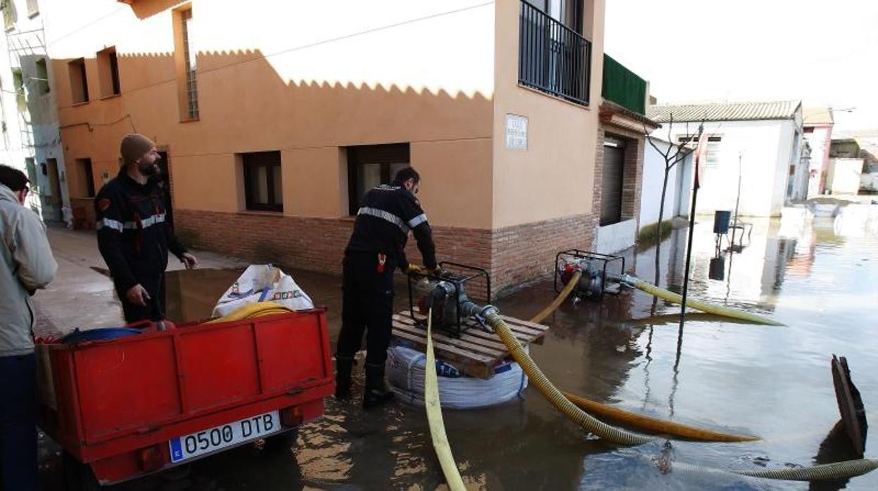 Calles inundadas en Novillas (Zaragoza), durante una crecida del Ebro