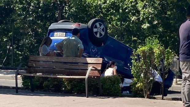 Da positivo en alcoholemia después de volcar con su coche en el paseo de la Rosa de Toledo