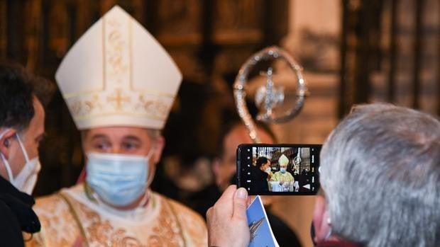 El nuncio de Su Santidad impone el palio al arzobispo en la Catedral de Burgos