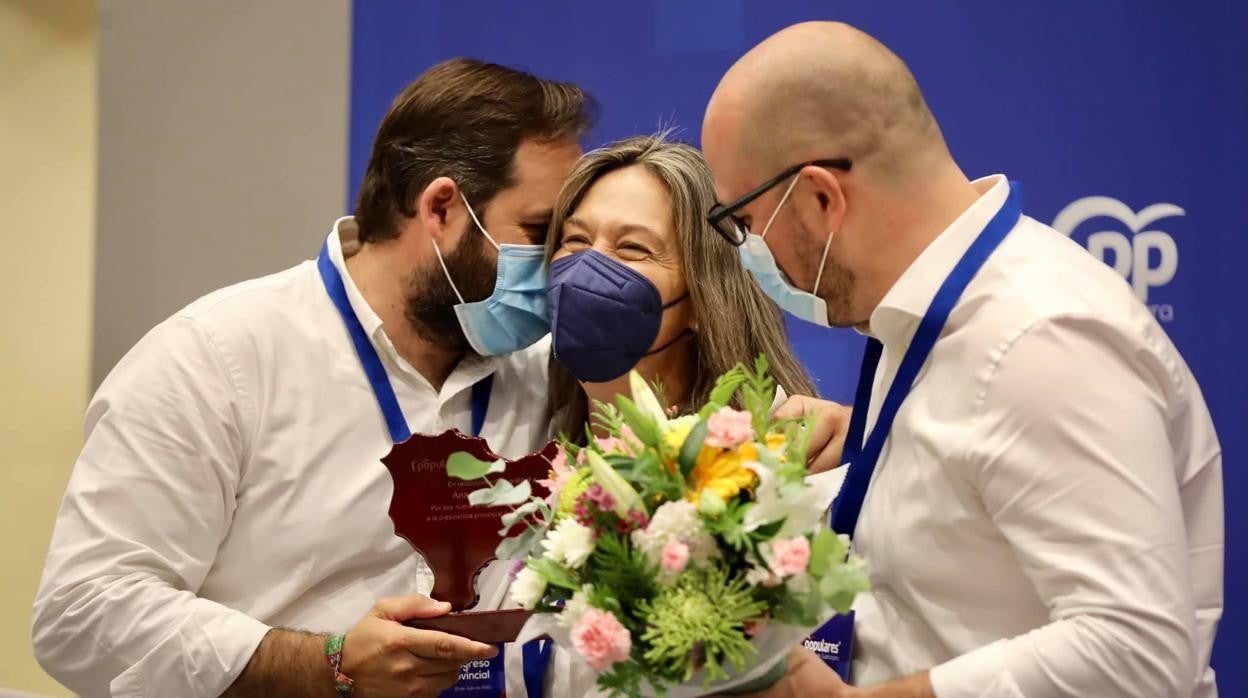 Lucas Castillo ayer con Paco Núñez y Ana Guarinos