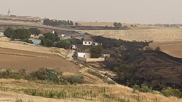 Espectacular despliegue para combatir un fuego forestal en Carranque: «He visto un frente de 300 metros»