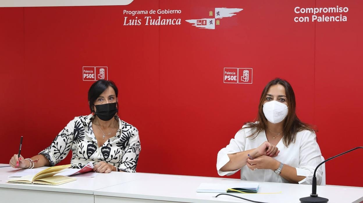 La secretaria de Organización del PSOE de Castilla y León, Ana Sánchez (I), acompañada de la secretaria general del PSOE de Palencia, Miriam Andrés (D).