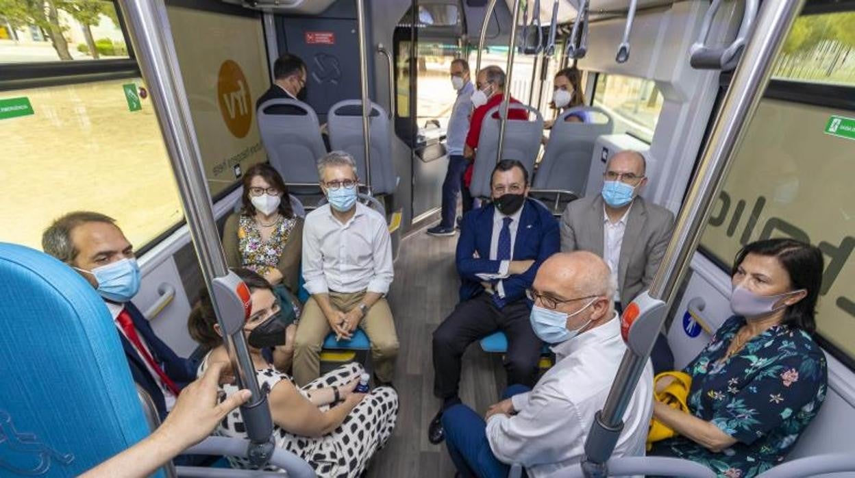 Un grupo de tripulantes en la inauguración de un autobús de hidrógeno verde