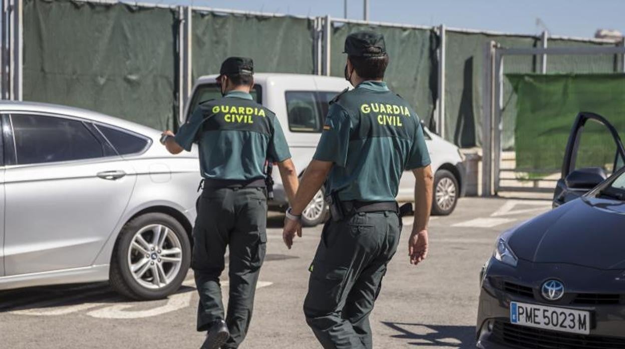 Imagen de dos agentes de la Guardia Civil