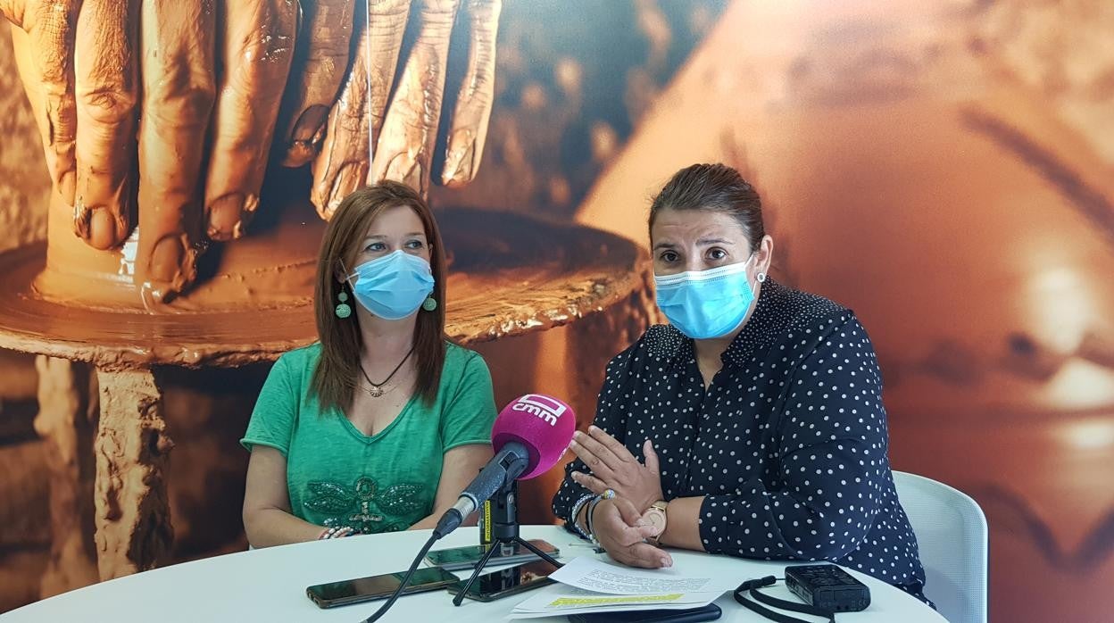 María Jesús Pérez y Tita García Élez durante la presentación del sendero de Gran Recorrido