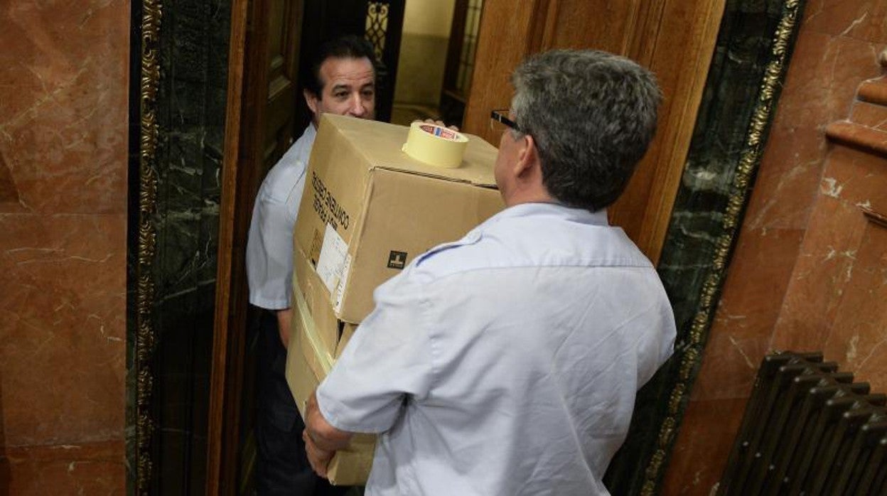 Técnicos del Ayuntamiento, en julio de 2015 cuando retiraron el busto de Don Juan Carlos