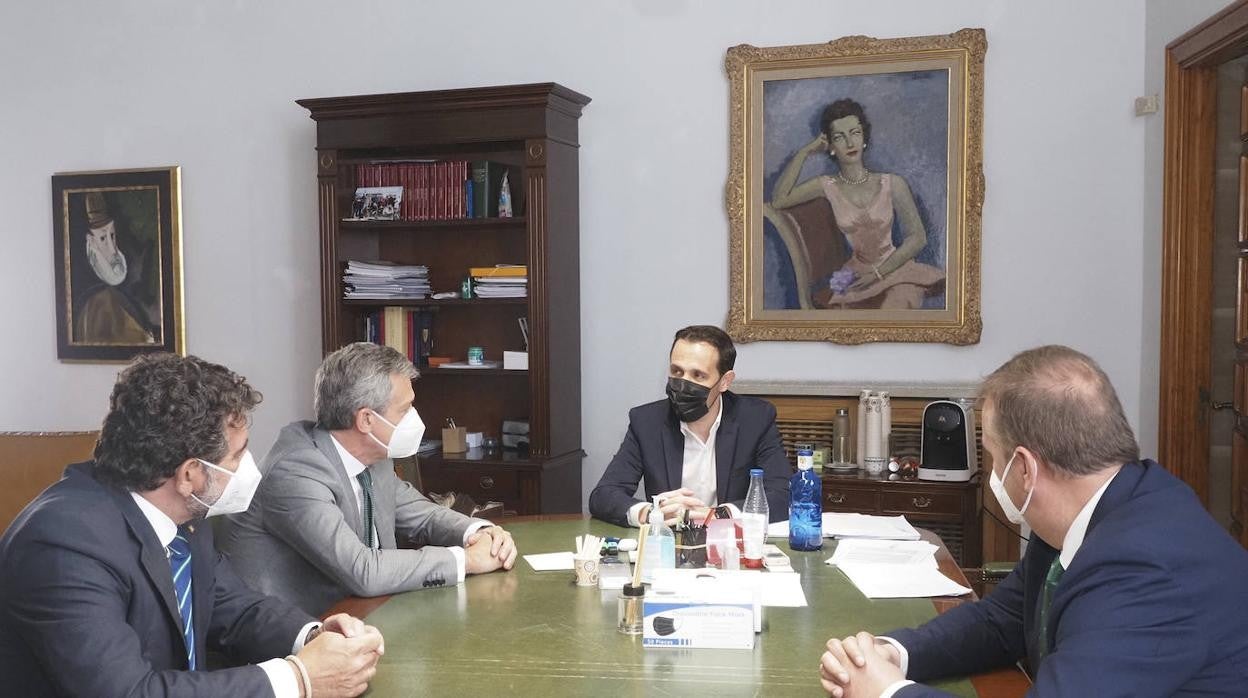 El presidente de la Diputación de Valladolid, Conrado Íscar, mantiene una reunión con el presidente Javier López Martín y directivos de Eurocaja Rural