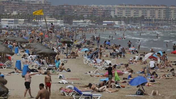 Ximo Puig advierte de que en agosto se compaginarán las restricciones con la actividad turística