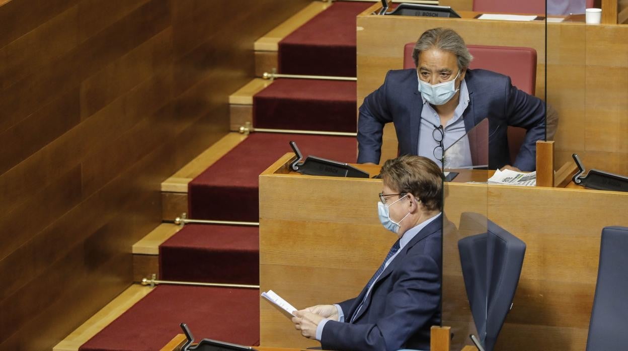 Imagen de Ximo Puig y Manolo Mata tomada la semana pasada en las Cortes Valencianas