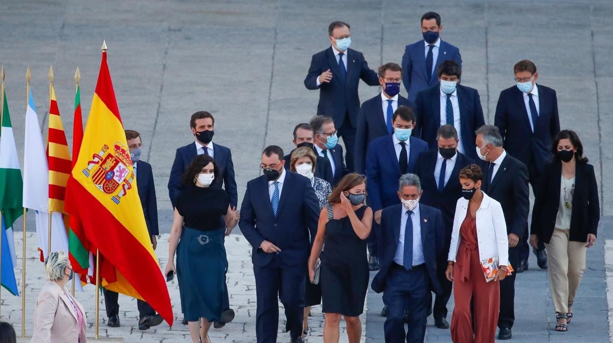 Foto de familia de los presidentes autonómicos en el acto de homenaje a las víctimas