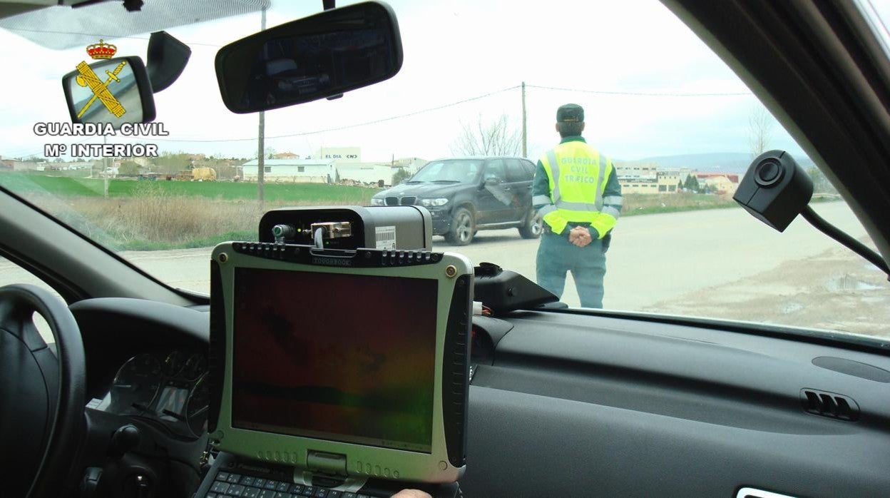 Típico radar que utiliza la Guardia Civil para controlar la velocidad en las carreteras