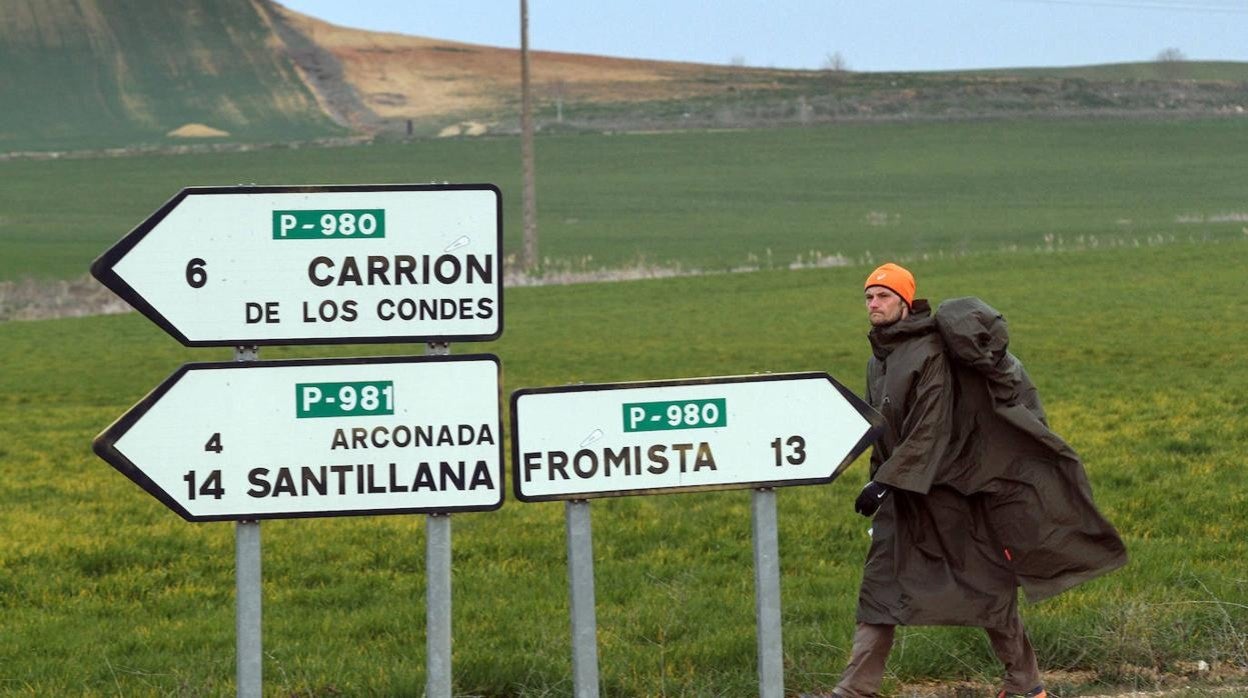 Foto de archivo de un peregrino en el Camino de Santiago llegando a Villalcazar de Sirga (Palencia)