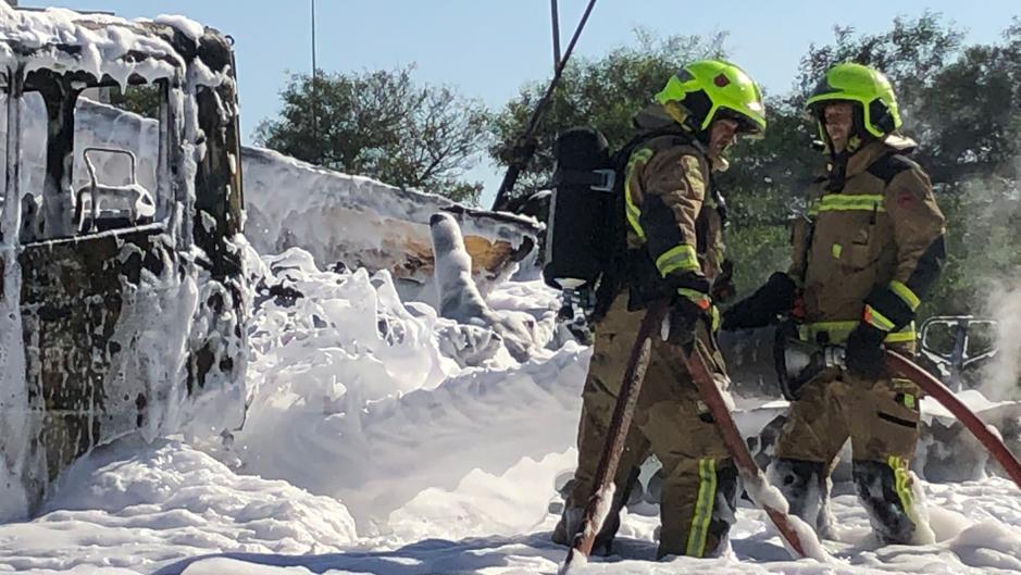 Un aparatoso incendio calcina tres camiones y genera una gran columna de humo en Alicante