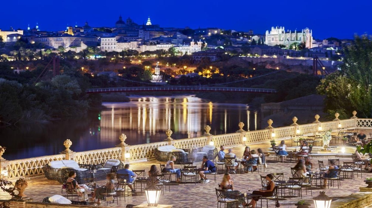 Una de las terrazas del cigarral, con preciosas vistas al Toledo histórico