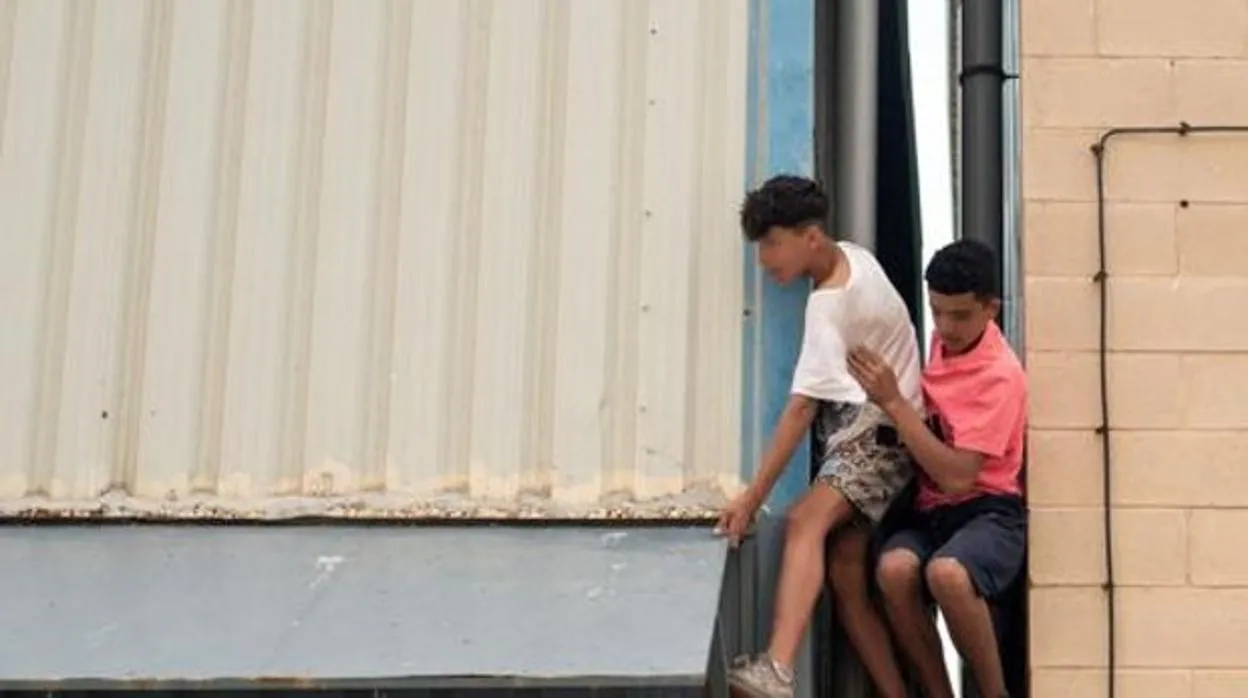 Menores escapando de una nave del Tarajal tras la crisis de mayo