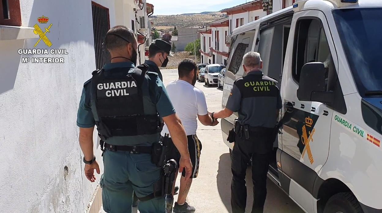 La Guardia Civil se lleva a uno de los detenidos en la operación Milcaudete