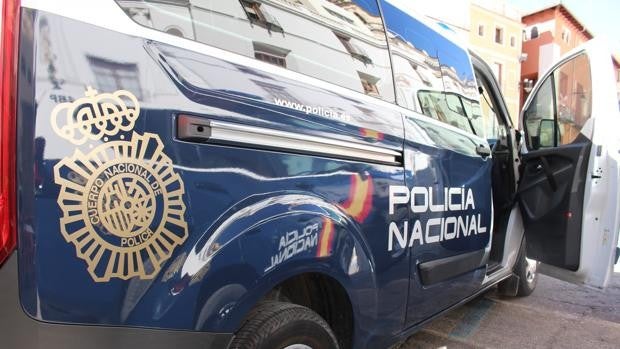 Un policía nacional evita que un joven salte por una ventana al vacío tras una disputa familiar en Paterna