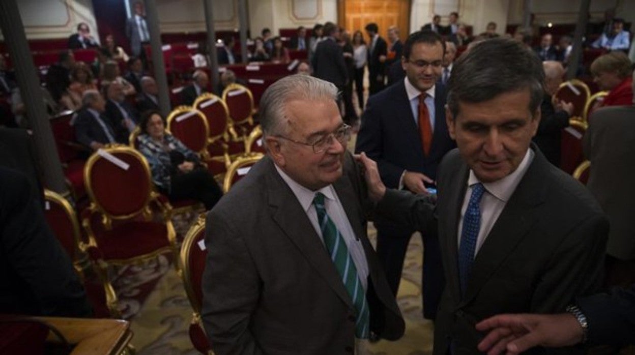 El presidente, Juan José González Rivas y el magistrado Pedro González Trevijano, el ponente