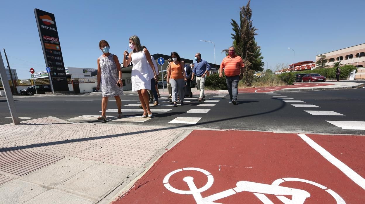 La alcaldesa, concejales y empresarios de la zona durante el recorrido ayer por la calle Jarama