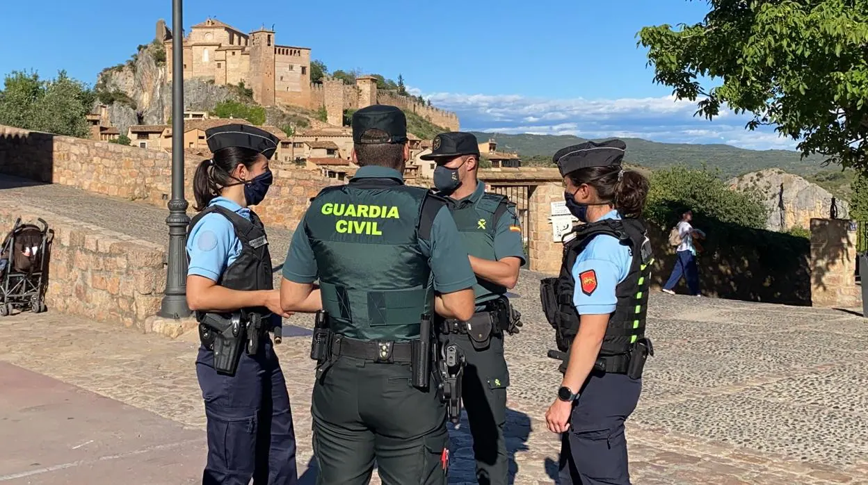 Dos guardias civiles y dos gendarmes francesas, en una de las patrullas conjuntas que vuelven a verse en el Pirineo aragonés tras el parón obligado por el Covid