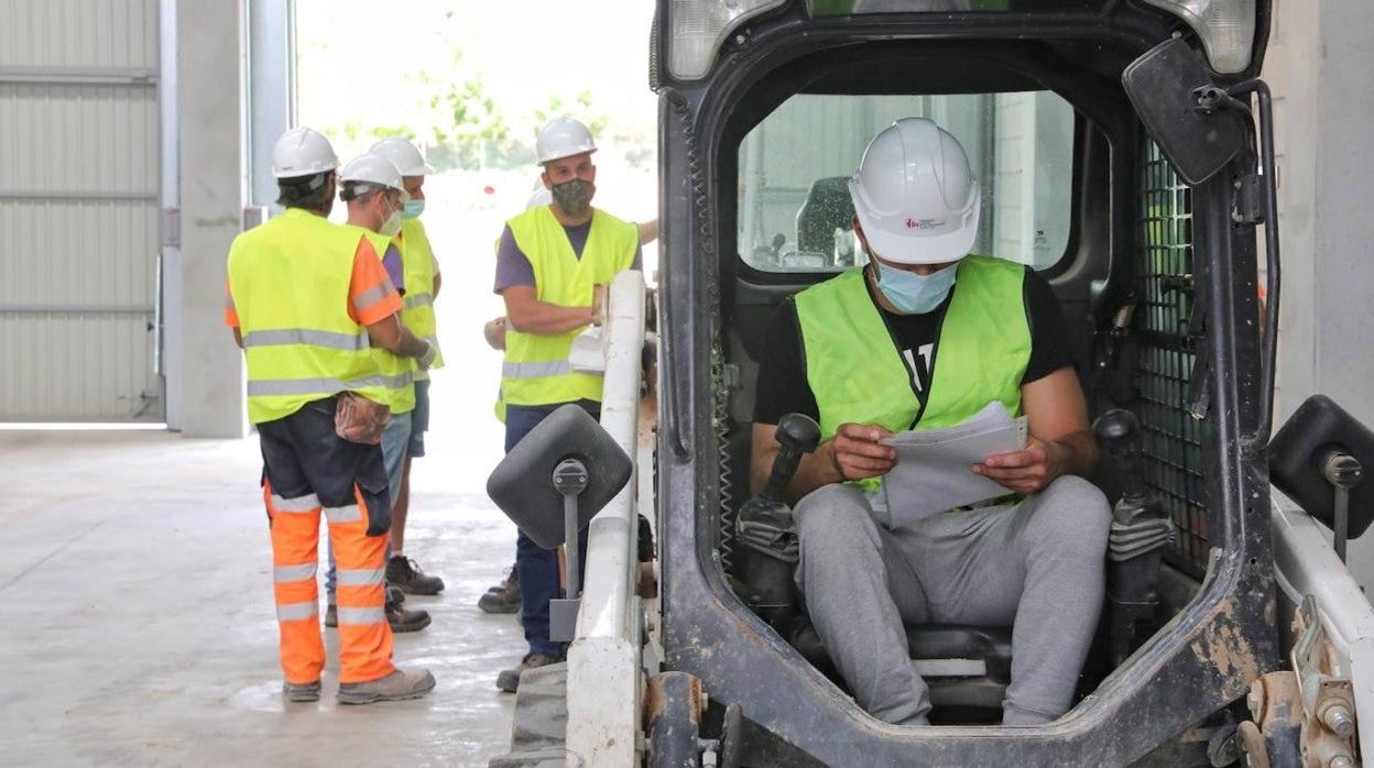 Alumnos de un curso de formación en maquinaria de obra.