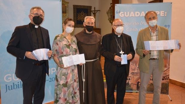 Francisco Cerro ha presentado la credencial del peregrino de Guadalupe