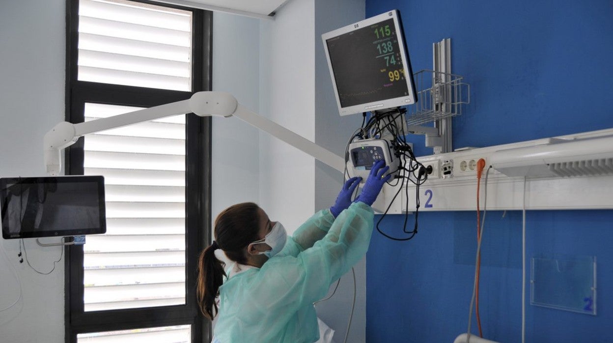 Sanitarios trabajan en el hospital de Morrojable