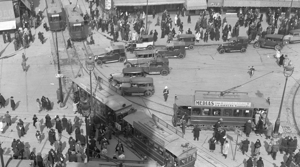 Fotografía antigua de los antiguos tranvías que recorrían la capital