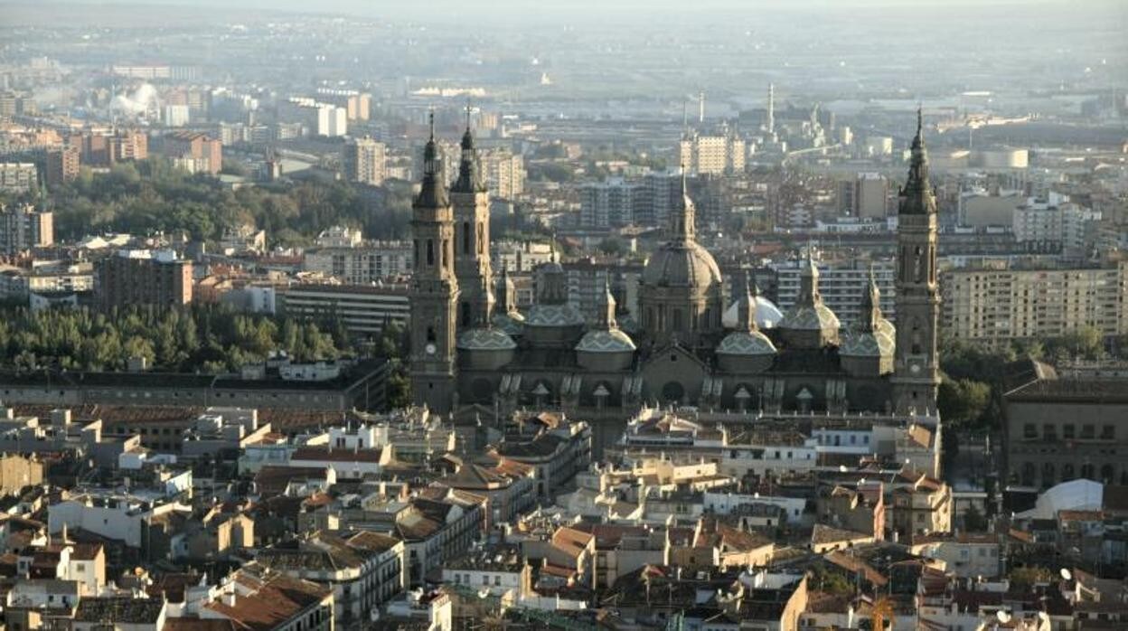 Vista panorámica de Zaragoza, con la Basílica del Pilar en primer plano