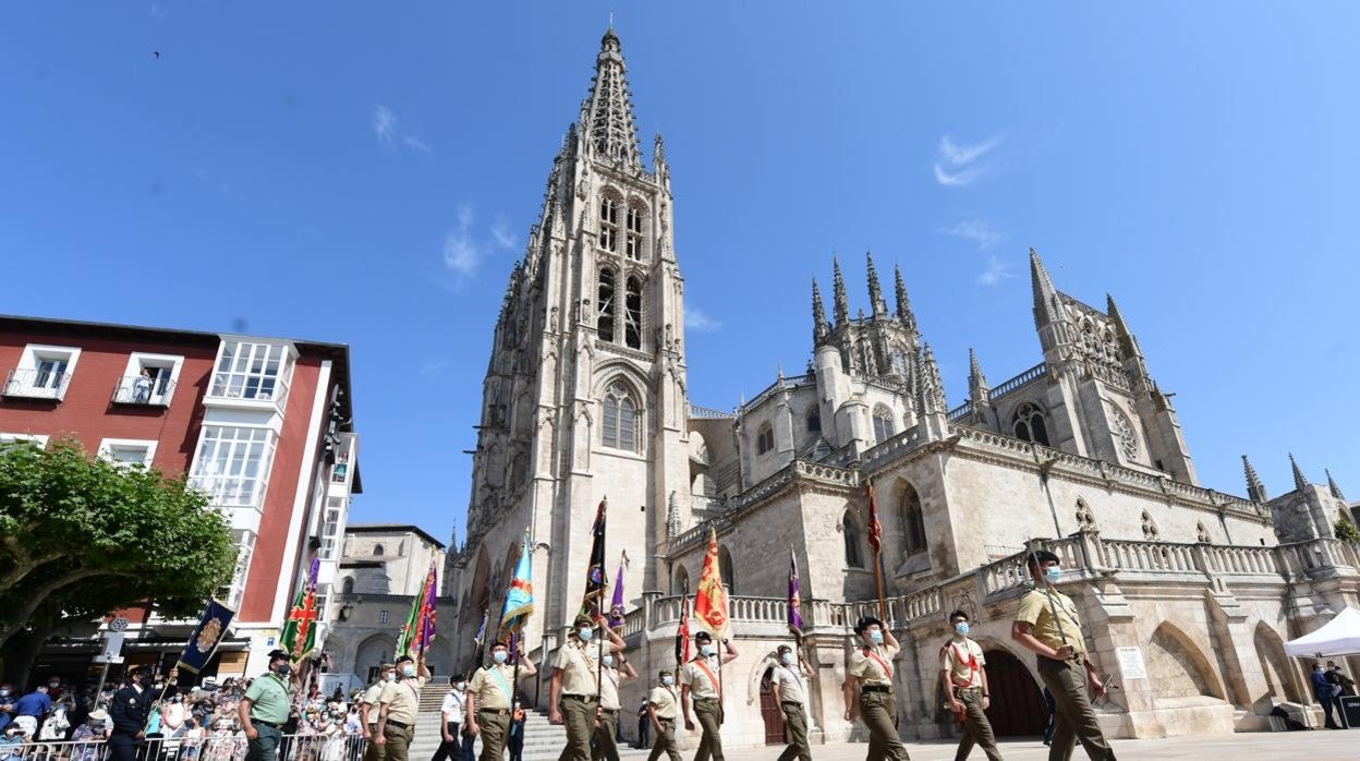 Desfile militar frente a la Catedral de Burgos en el marco de las celebraciones de su VIII centenario