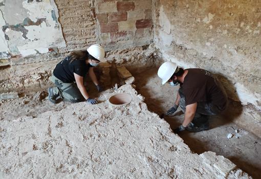 Hallan una lápida funeraria romana en los trabajos arqueológicos de una alquería de Valencia