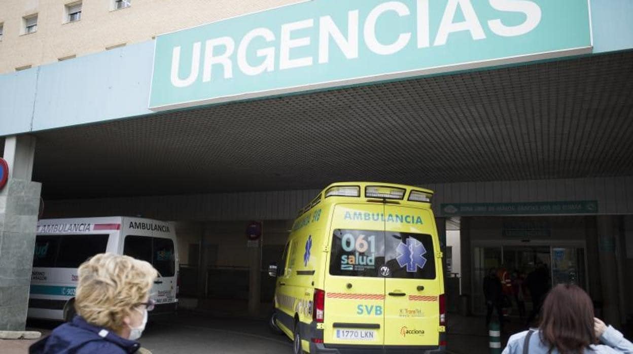 Acceso a urgencias del Hospital Miguel Servet de Zaragoza, al que han sido trasladados el operario herido y los tres niños que han sido atendidos por inhalación de gases