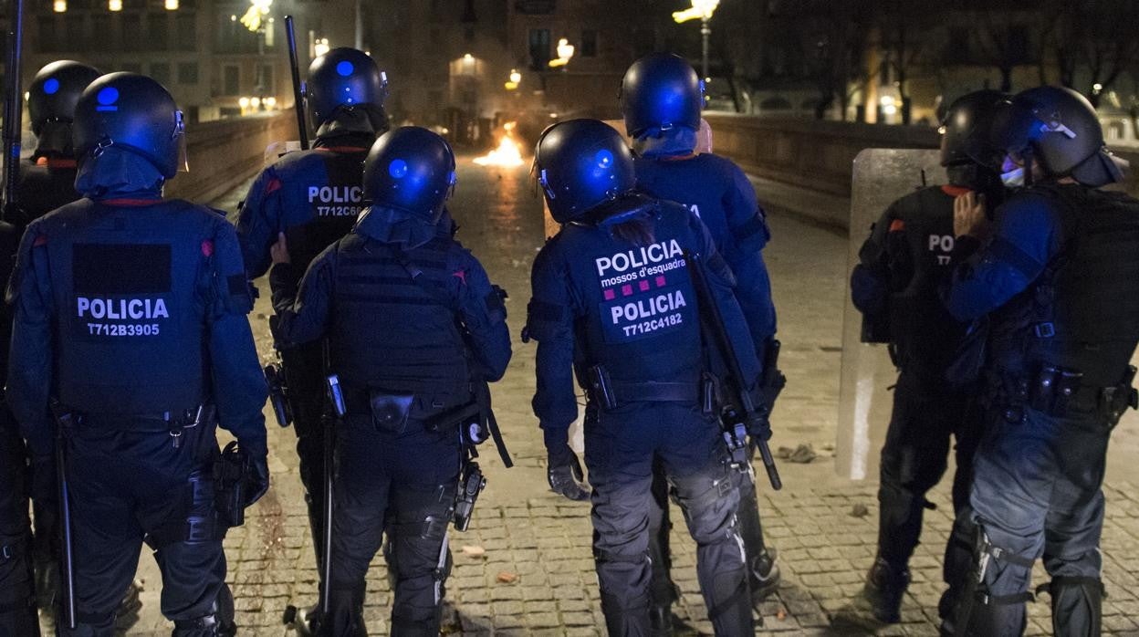 Agentes de los Mossos en Gerona