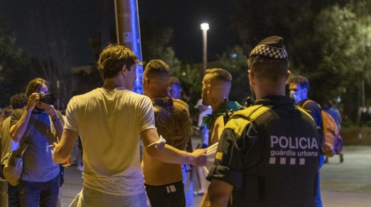 Agentes policiales, desalojando a jóvenes en las playas de Barcelona hace unos días