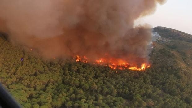 Otro incendio forestal arremete contra la Costa Brava (Gerona)